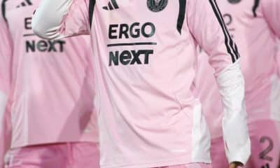 Lionel Messi (c), del Inter Miami, reacciona durante un partido de la MLS entre Los Ángeles FC y el Inter Miami en Los Ángeles Memorial Coliseum en Los Ángeles, California (EE.UU.). EFE/Omar Alonso