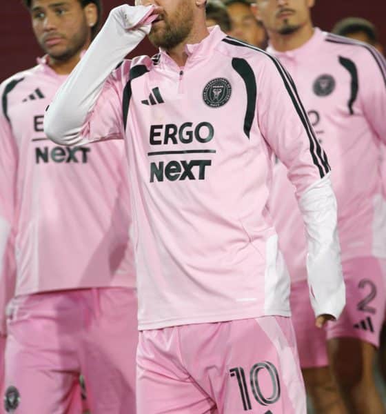 Lionel Messi (c), del Inter Miami, reacciona durante un partido de la MLS entre Los Ángeles FC y el Inter Miami en Los Ángeles Memorial Coliseum en Los Ángeles, California (EE.UU.). EFE/Omar Alonso