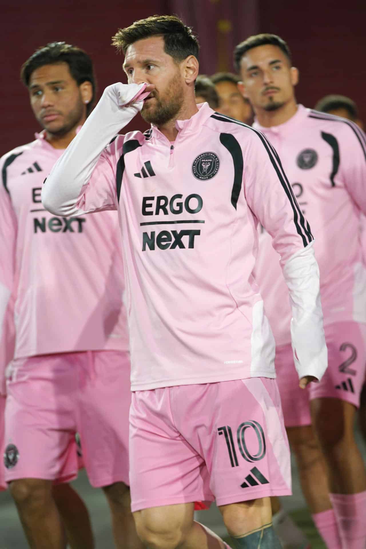 Lionel Messi (c), del Inter Miami, reacciona durante un partido de la MLS entre Los Ángeles FC y el Inter Miami en Los Ángeles Memorial Coliseum en Los Ángeles, California (EE.UU.). EFE/Omar Alonso