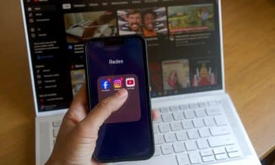 Fotografía de archivo, tomada el 09/12/2025, que muestra a una persona viendo las aplicaciones de redes sociales en un teléfono móvil. EFE/ Edurne Morillo