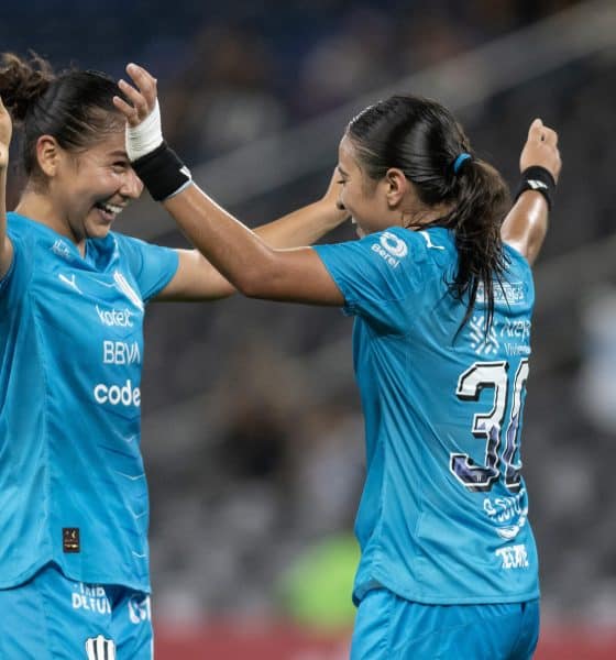 Nicole Pérez (i) y Alice Soto de Rayadas celebran un gol en el estadio BBVA, en Monterrey (México). Imagen de archivo. EFE/ Miguel Sierra