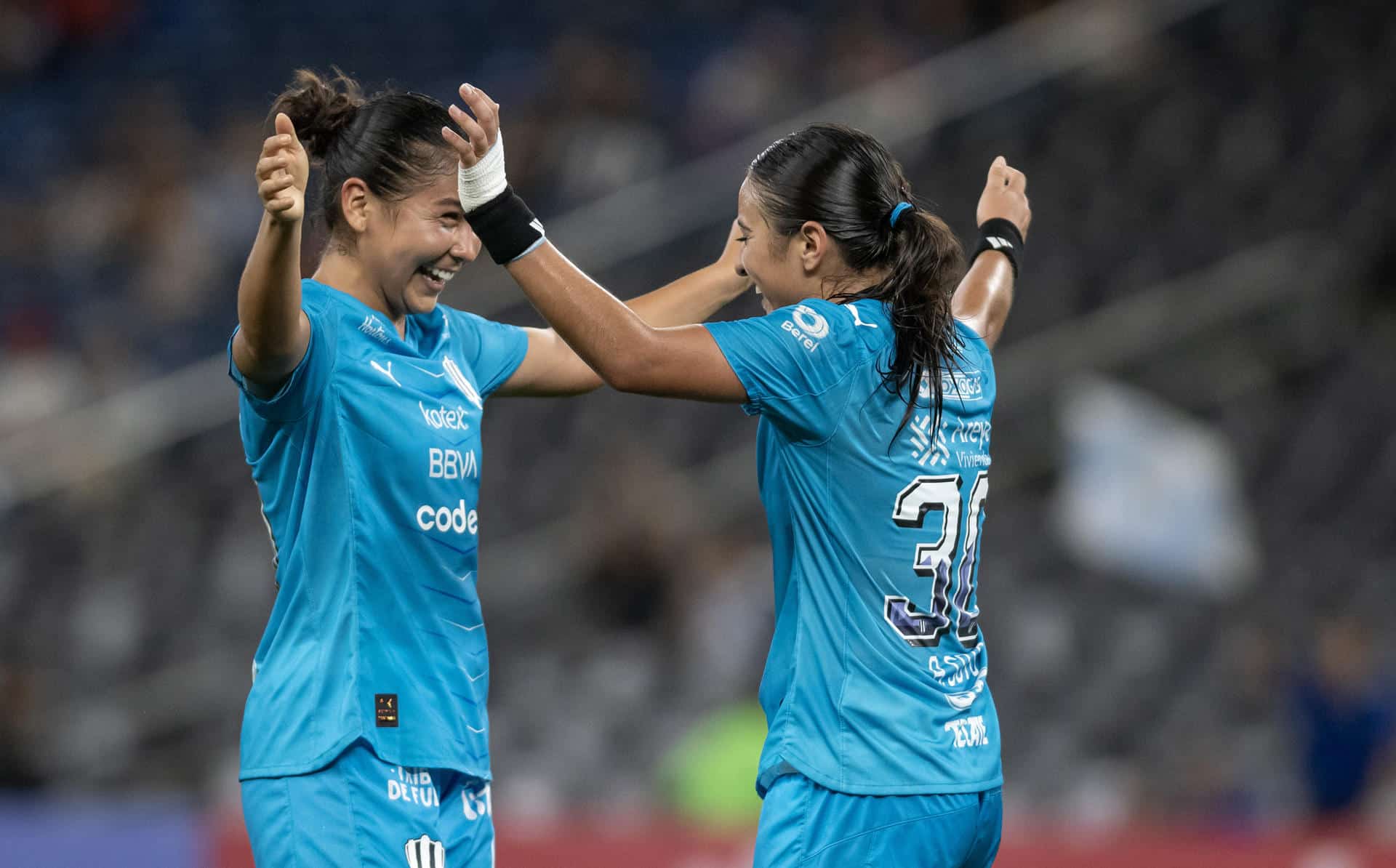 Nicole Pérez (i) y Alice Soto de Rayadas celebran un gol en el estadio BBVA, en Monterrey (México). Imagen de archivo. EFE/ Miguel Sierra