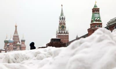 Una mujer camina por la Plaza Roja nevada, cerca del Kremlin, en Moscú (Rusia) este miércoles. EFE/EPA/MAXIM SHIPENKOV
