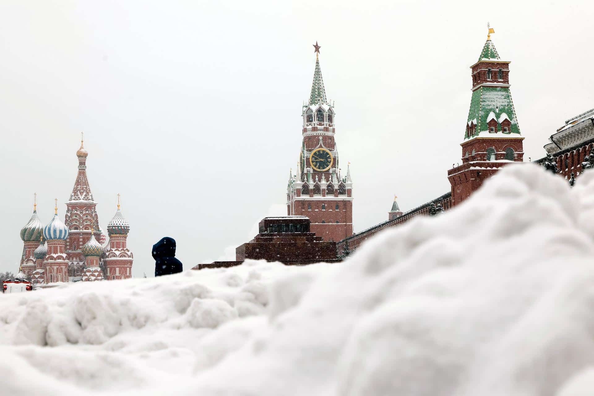 Una mujer camina por la Plaza Roja nevada, cerca del Kremlin, en Moscú (Rusia) este miércoles. EFE/EPA/MAXIM SHIPENKOV