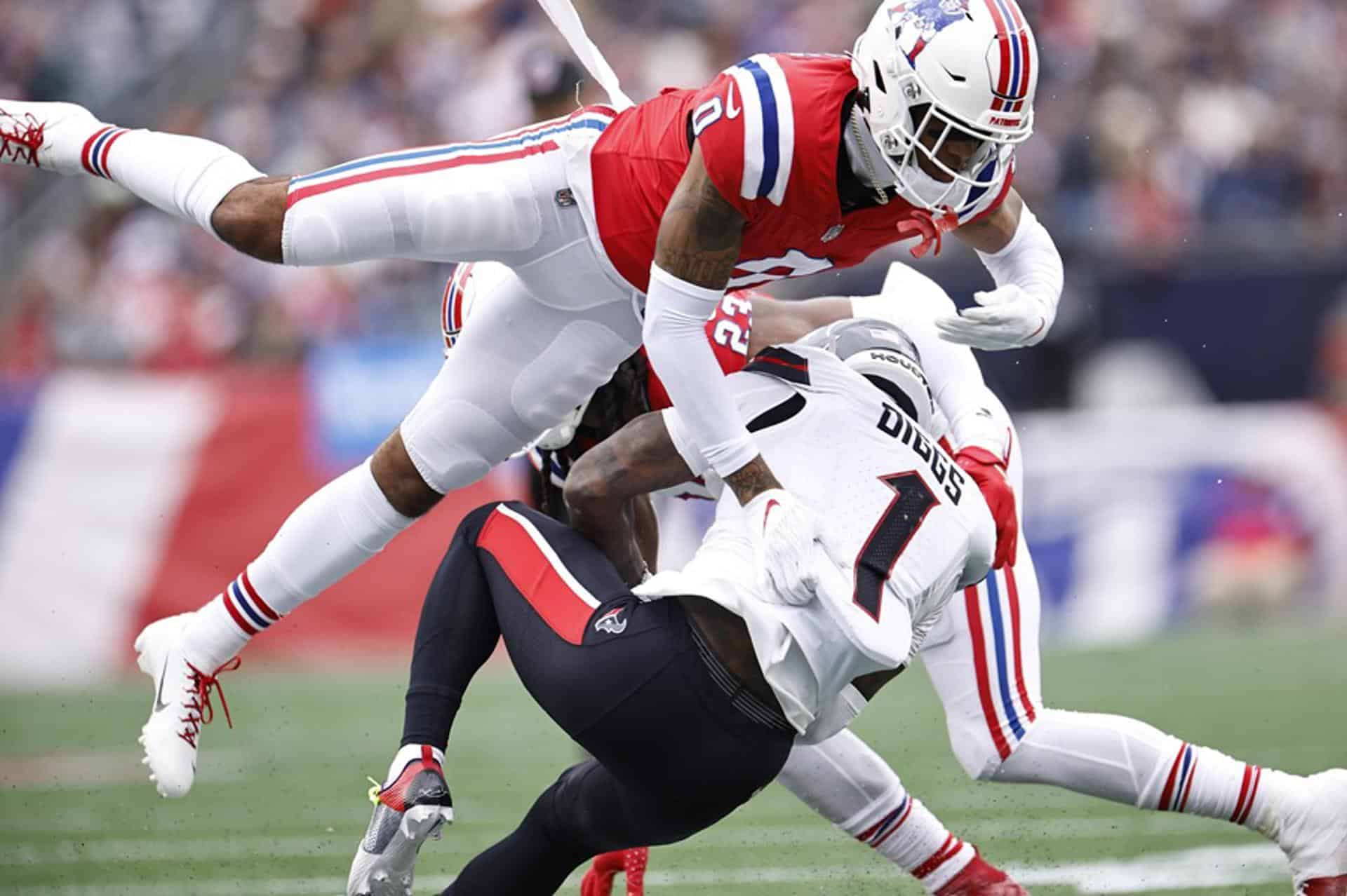 Imagen de archivo del cornerback de los New England Patriots, Christian Gonzalez (arriba). EFE/EPA/CJ GUNTHER