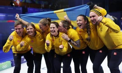 El equipo de Suecia celebra después de ganar el partido por la medalla de oro femenino de curling en los Juegos Olímpicos de Invierno Milano Cortina 2026, en Cortina d'Ampezzo, Italia.EFE/EPA/ANDREA SOLERO