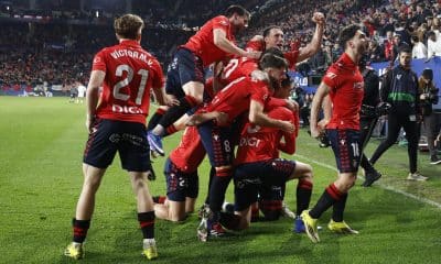 Los jugadores de Osasuna celebran el gol de Raúl García durante el partido de la jornada 25 de LaLiga que disputaron CA Osasuna y Real Madrid en el estadio de El Sadar, en Pamplona. EFE/ Jesús Diges