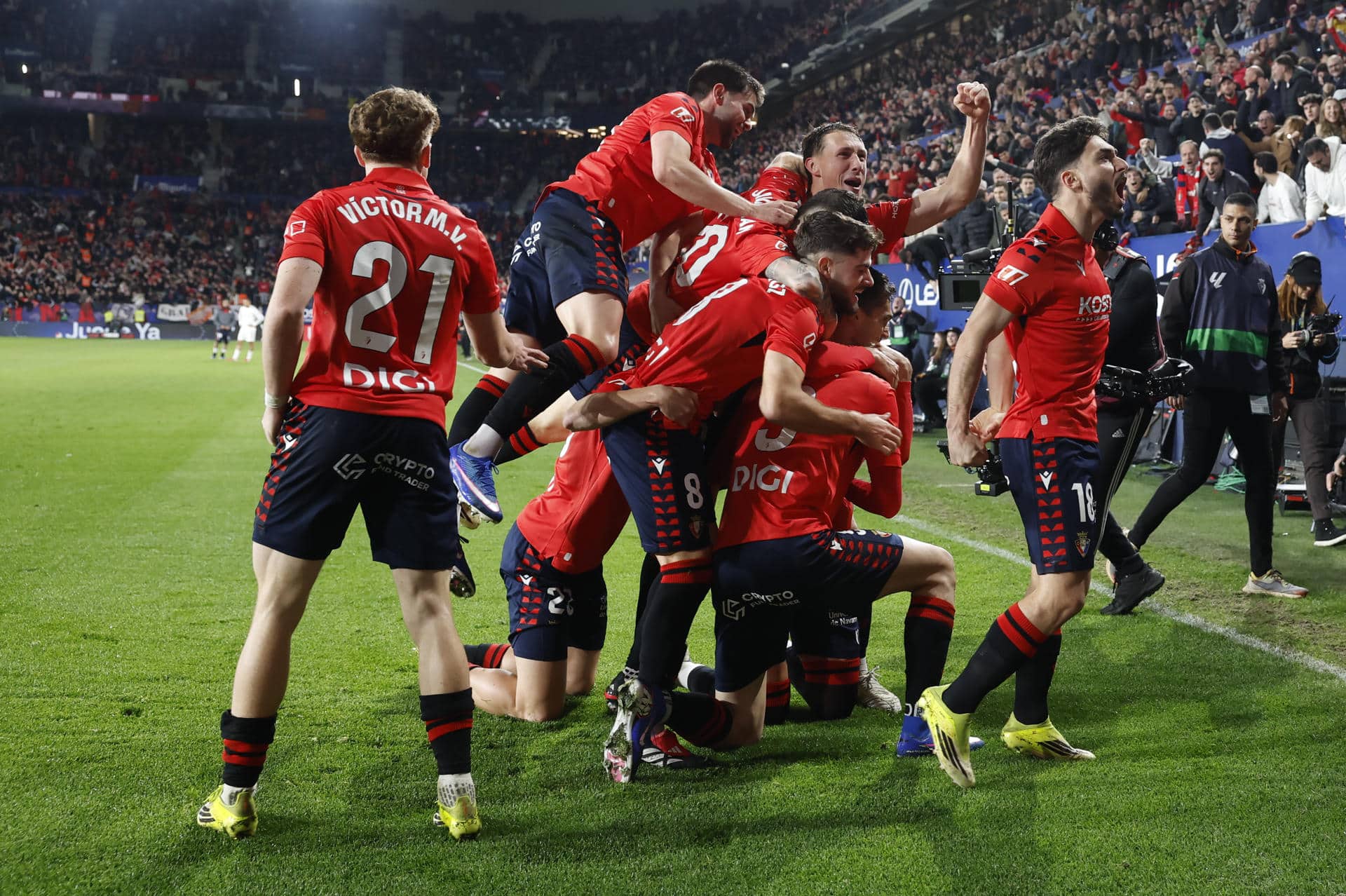 Los jugadores de Osasuna celebran el gol de Raúl García durante el partido de la jornada 25 de LaLiga que disputaron CA Osasuna y Real Madrid en el estadio de El Sadar, en Pamplona. EFE/ Jesús Diges