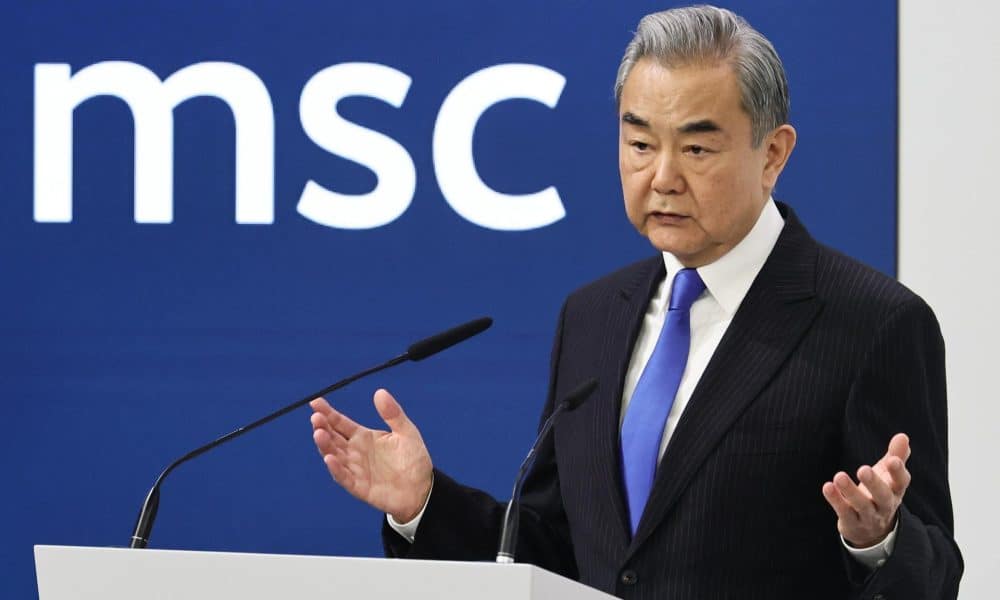 El ministro de Asuntos Exteriores chino, Wang Yi, habla durante la 62ª Conferencia de Seguridad de Múnich (CSM) en el hotel 'Bayerischer Hof', en Múnich, Alemania, el 14 de febrero de 2026. EFE/EPA/RONALD WITTEK