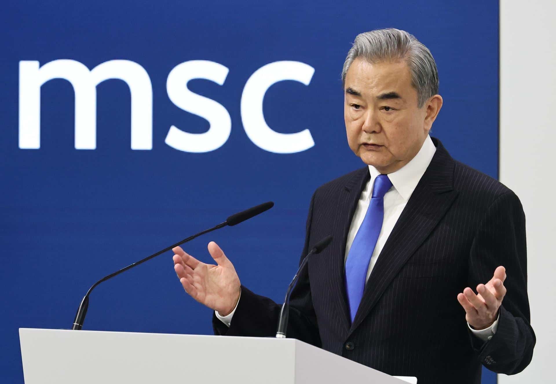 El ministro de Asuntos Exteriores chino, Wang Yi, habla durante la 62ª Conferencia de Seguridad de Múnich (CSM) en el hotel 'Bayerischer Hof', en Múnich, Alemania, el 14 de febrero de 2026. EFE/EPA/RONALD WITTEK