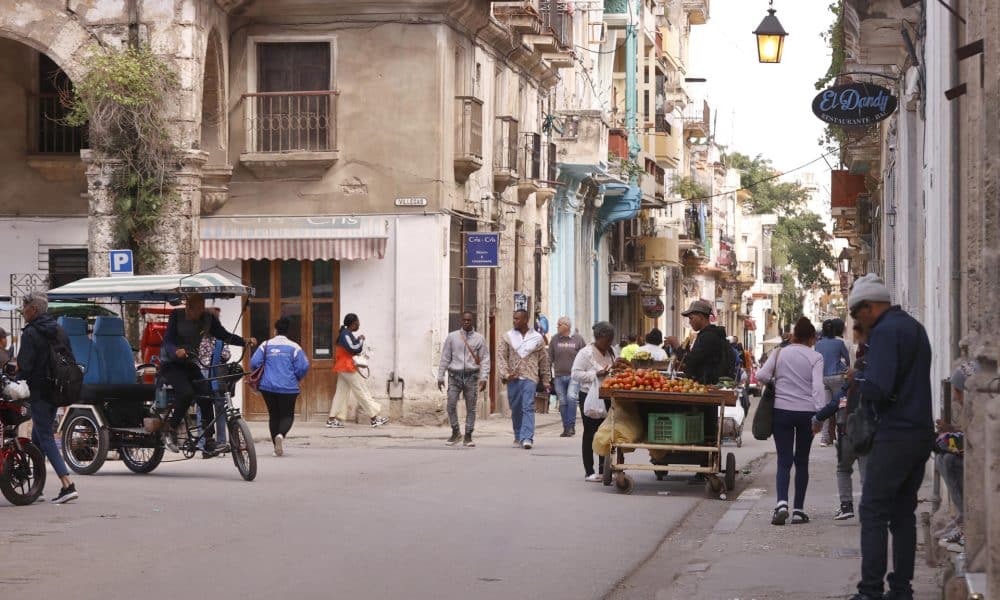 Fotografía del 29 de enero de 2026 que muestra a personas caminando por una calle en La Habana (Cuba). EFE/ Ernesto Mastrascusa