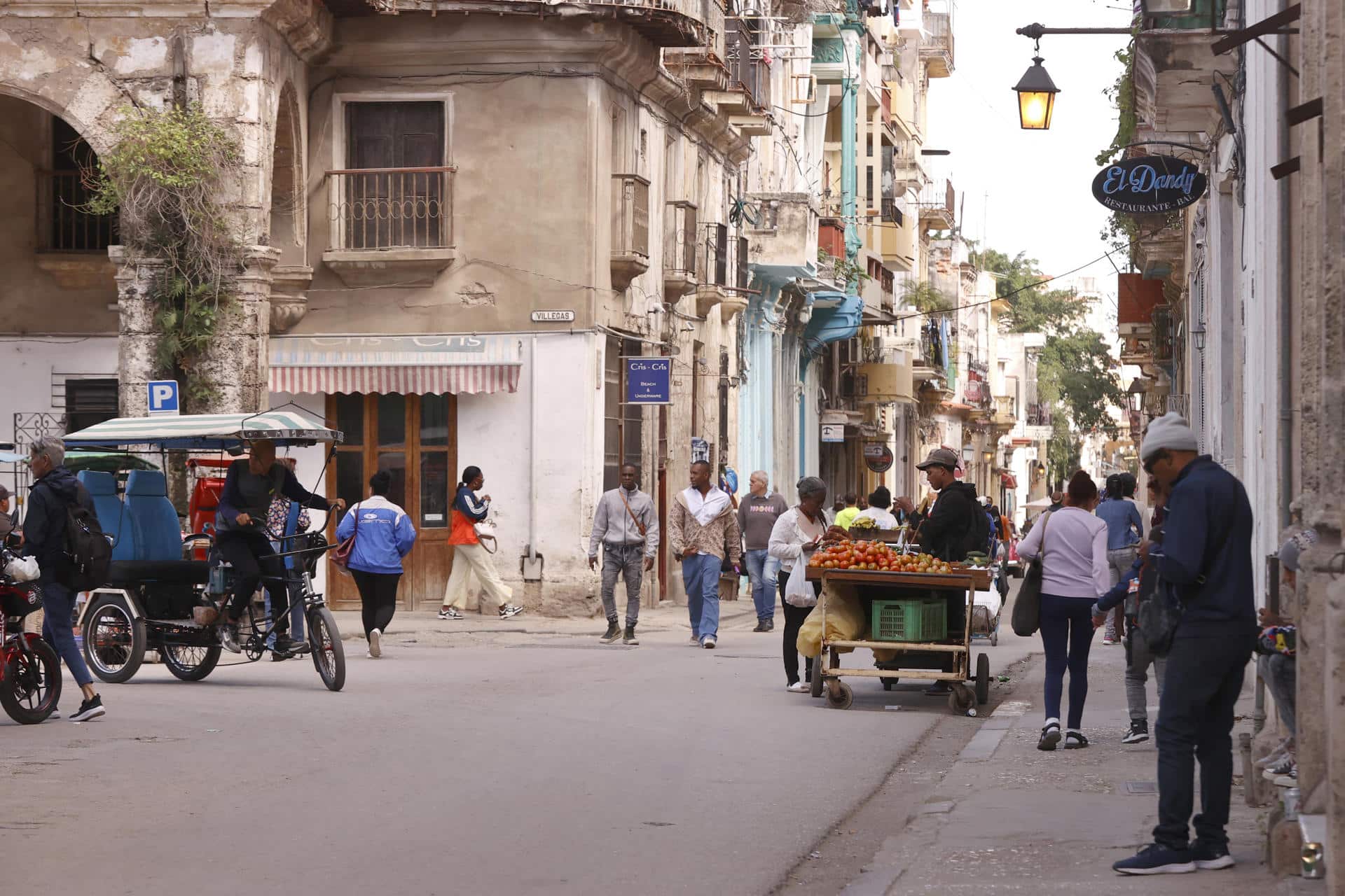 Fotografía del 29 de enero de 2026 que muestra a personas caminando por una calle en La Habana (Cuba). EFE/ Ernesto Mastrascusa