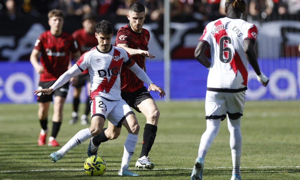 El centrocampista del Rayo Vallecano Óscar Valentín, durante el partido de LaLiga de la jornada 26 entre el Rayo Vallecano y el Athletic Club, disputado este sábado en el estadio de Vallecas.- EFE/ Javier Lizón
