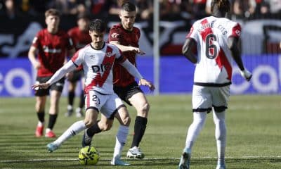 El centrocampista del Rayo Vallecano Óscar Valentín, durante el partido de LaLiga de la jornada 26 entre el Rayo Vallecano y el Athletic Club, disputado este sábado en el estadio de Vallecas.- EFE/ Javier Lizón
