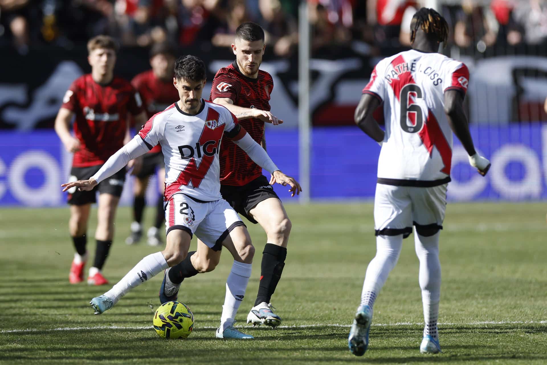 El centrocampista del Rayo Vallecano Óscar Valentín, durante el partido de LaLiga de la jornada 26 entre el Rayo Vallecano y el Athletic Club, disputado este sábado en el estadio de Vallecas.- EFE/ Javier Lizón