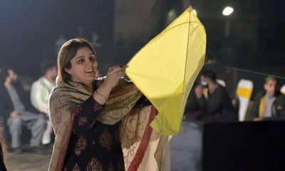 Una mujer vuela una cometa durante el festival Basant de Lahore. EFE/EPA/A. HUSSAIN