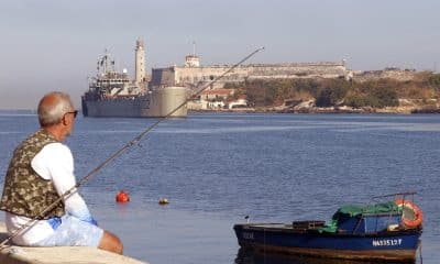 Una persona observa el puerto de La Habana, Cuba, el 12 de febrero de 2026. EFE/Ernesto Mastrascusa