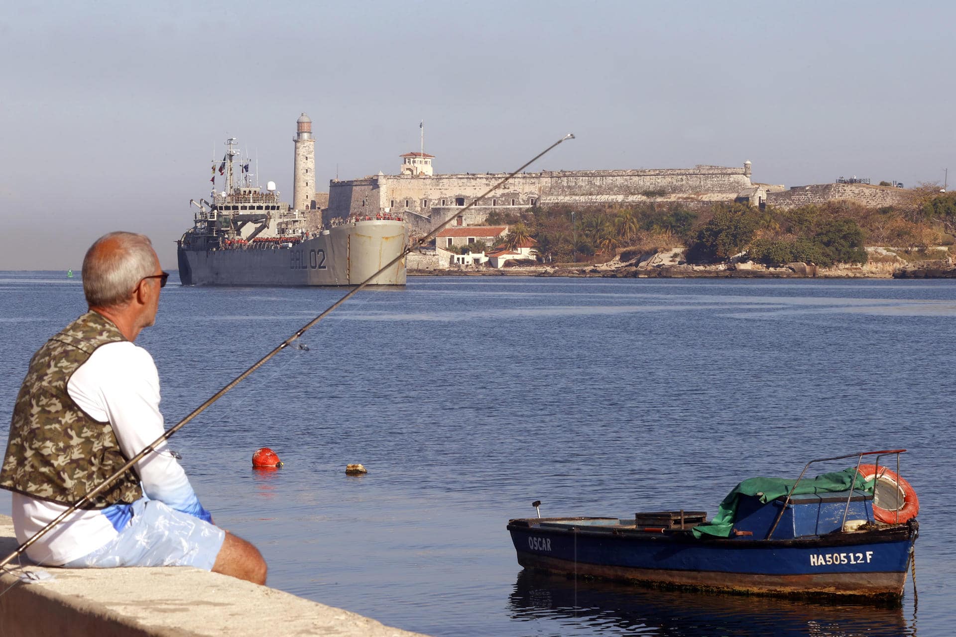 Una persona observa el puerto de La Habana, Cuba, el 12 de febrero de 2026. EFE/Ernesto Mastrascusa