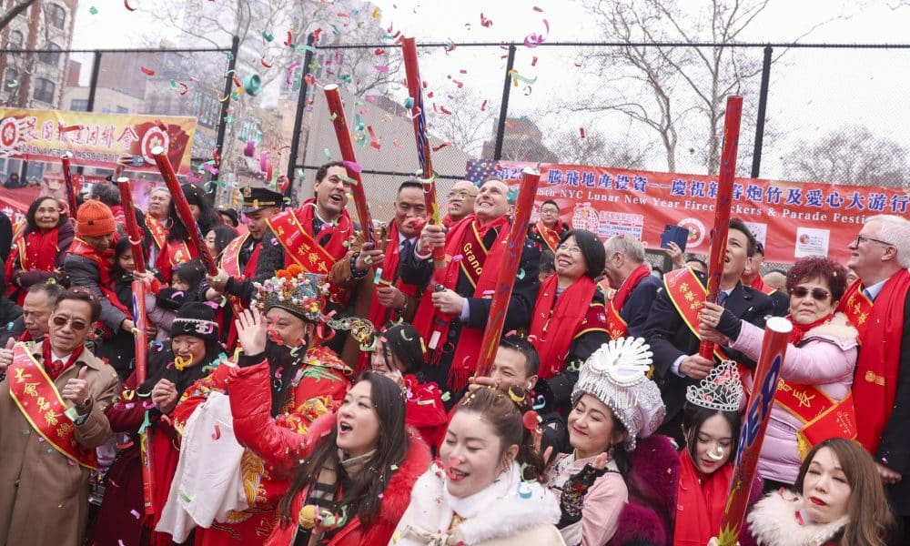 La gente celebra el Año Nuevo Lunar en el barrio de Chinatown de Manhattan, Nueva York, EE. UU. EFE/SARAH YENESEL