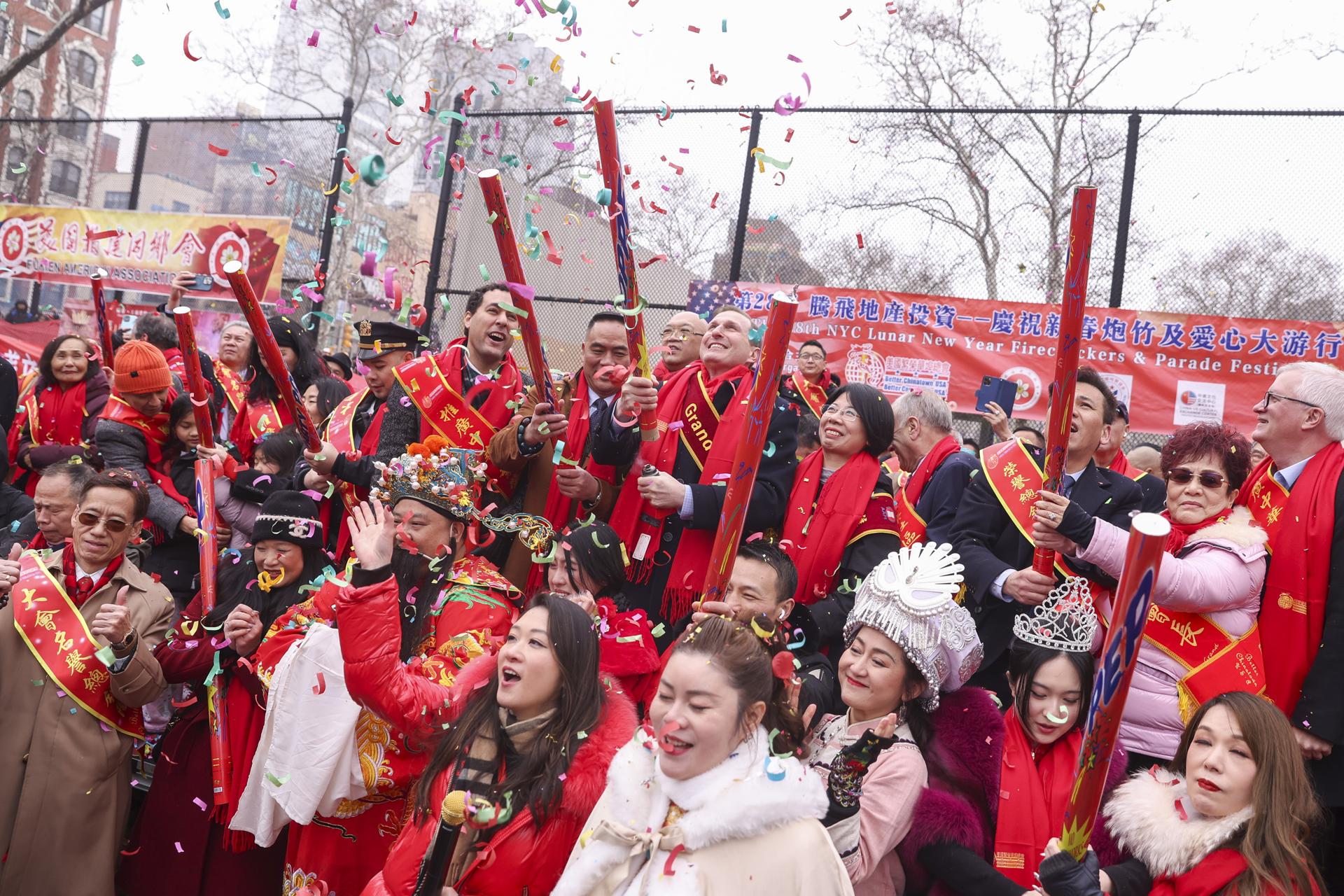 La gente celebra el Año Nuevo Lunar en el barrio de Chinatown de Manhattan, Nueva York, EE. UU. EFE/SARAH YENESEL