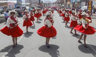 Mujeres participan en un desfile folclórico este sábado, en El Alto (Bolivia). EFE/ Gabriel Márquez