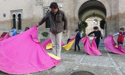 FOTO ARCHIVO. El torero Eduardo Dávila Miura, durante su participación hoy en un taller taurino de toreo de salón con niños. EFE/José Manuel Vidal.