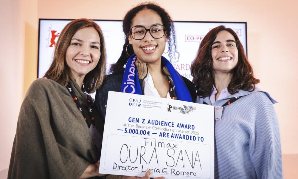 -La hispano-cubana Lucía G. Romero ganó este lunes el Premio del Público Gen Z, de las productoras Laura Fernández Brites y Sendy Palomino Vivar (Filmax, España), en el marco del Berlinale Co-Production Market, dotado con 5.000 euros, para el proyecto de su primer largometraje 'Cura sana'. Una película que surge del corto homónimo con el que Romero ganó en 2023 el Oso de Cristal al mejor cortometraje dentro de la categoría Generation 14plus, dedicado al cine juvenil, de la Berlinale. En esta edición, un jurado compuesto por cinco estudiantes de cine de universidades alemanas y francesas ha decidido otorgar el galardón del público al proyecto de Romero, de las productoras Laura Fernández Brites y Sendy Palomino Vivar (Filmax, España).-EFE/ Lydia Hesse / Berlinale ***SOLO USO EDITORIAL/SOLO DISPONIBLE PARA ILUSTRAR LA NOTICIA QUE ACOMPAÑA (CRÉDITO OBLIGATORIO)***