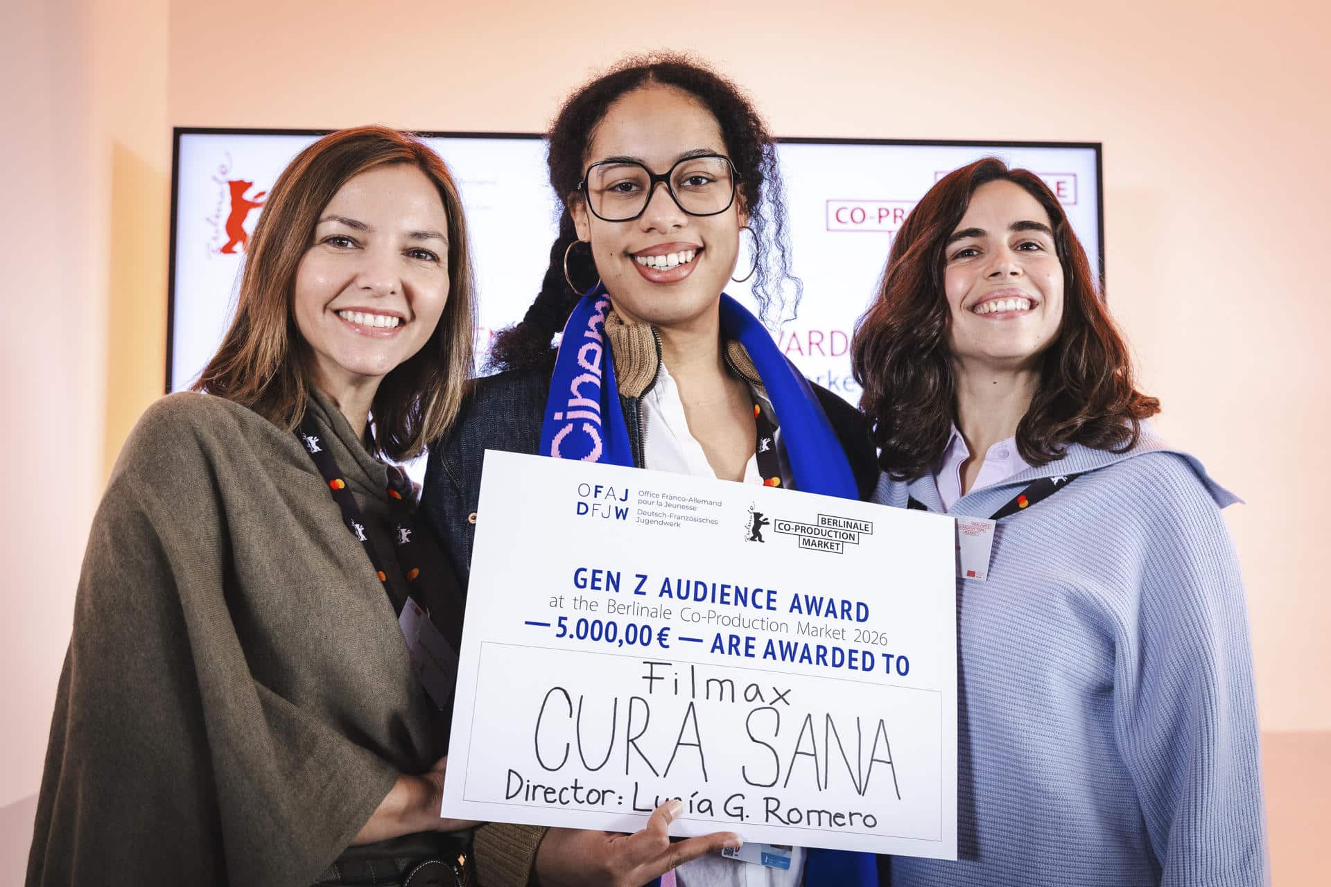 -La hispano-cubana Lucía G. Romero ganó este lunes el Premio del Público Gen Z, de las productoras Laura Fernández Brites y Sendy Palomino Vivar (Filmax, España), en el marco del Berlinale Co-Production Market, dotado con 5.000 euros, para el proyecto de su primer largometraje 'Cura sana'. Una película que surge del corto homónimo con el que Romero ganó en 2023 el Oso de Cristal al mejor cortometraje dentro de la categoría Generation 14plus, dedicado al cine juvenil, de la Berlinale. En esta edición, un jurado compuesto por cinco estudiantes de cine de universidades alemanas y francesas ha decidido otorgar el galardón del público al proyecto de Romero, de las productoras Laura Fernández Brites y Sendy Palomino Vivar (Filmax, España).-EFE/ Lydia Hesse / Berlinale ***SOLO USO EDITORIAL/SOLO DISPONIBLE PARA ILUSTRAR LA NOTICIA QUE ACOMPAÑA (CRÉDITO OBLIGATORIO)***