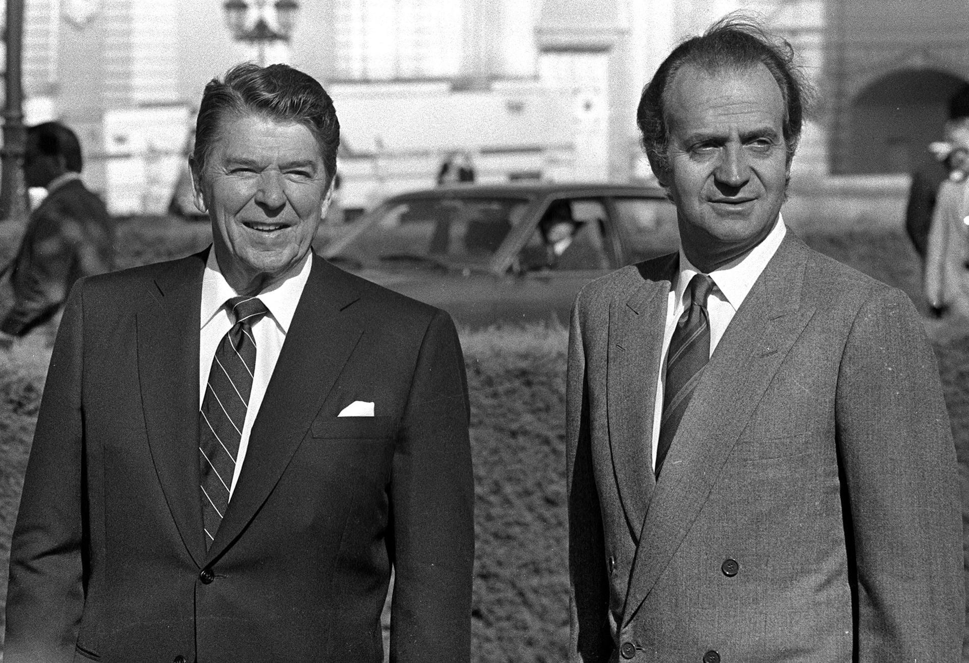 FOTO ARCHIVO. El Rey Juan Carlos I y el presidente norteamericano Ronald Reagan, se disponen a comenzar el paseo por los jardínes del Palacio de El Pardo, en el curso del cual se entrevistaron durante veinte minutos. EFE/aa