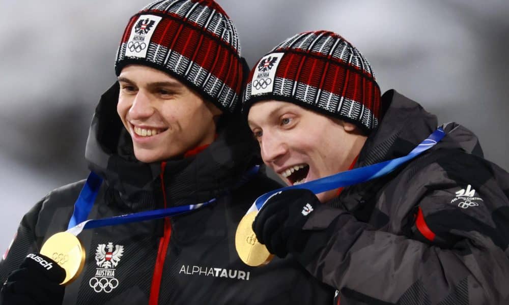 Austria, a la que representaron Jan Hörl y Stephan Embacher, ganó la prueba por parejas ('superteam') masculina de saltos de esquí nórdico desde el trampolín largo de los Juegos de Milán-Cortina d'Ampezzo (Italia). EFE/EPA/HANNIBAL HANSCHKE