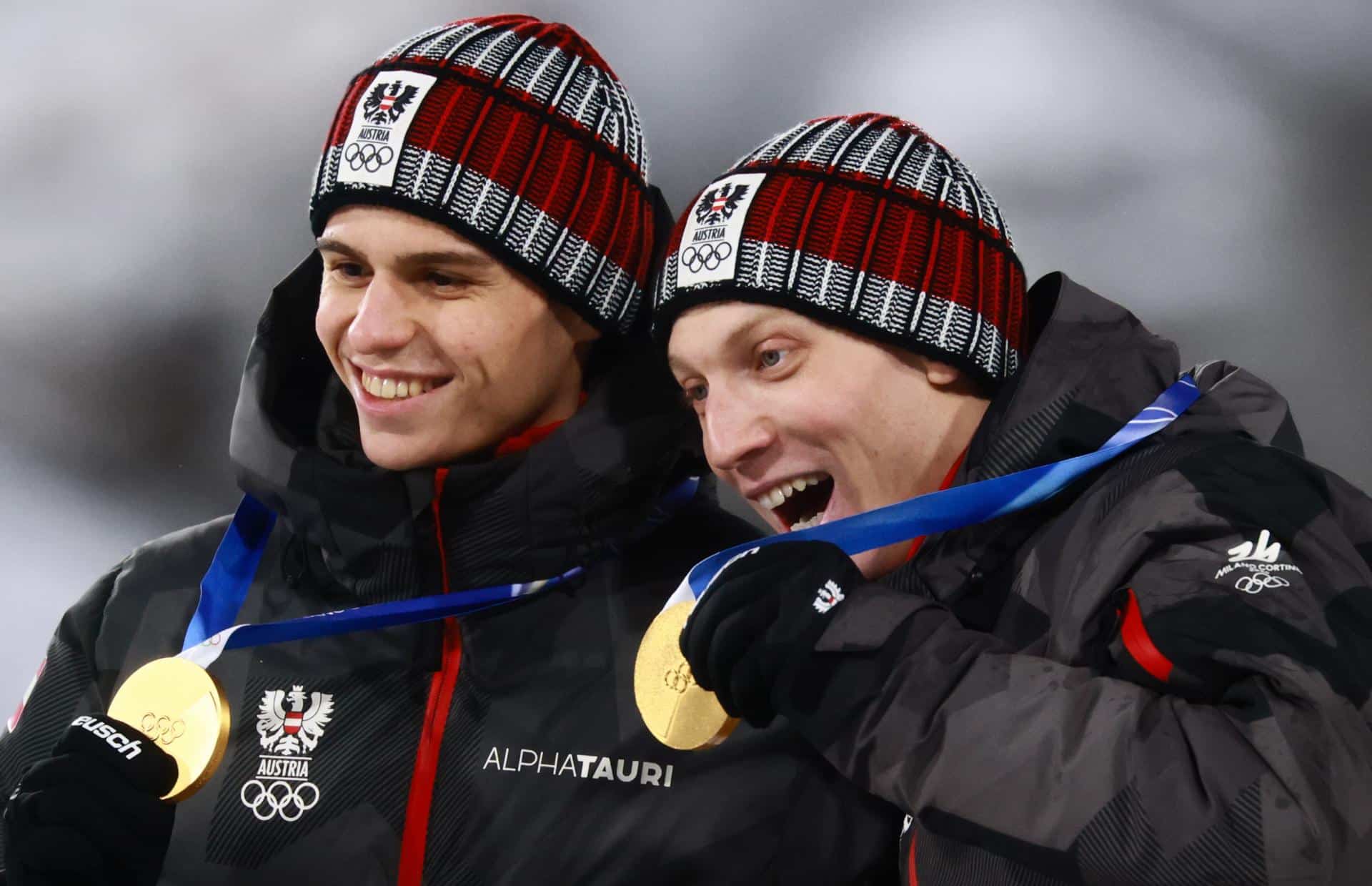 Austria, a la que representaron Jan Hörl y Stephan Embacher, ganó la prueba por parejas ('superteam') masculina de saltos de esquí nórdico desde el trampolín largo de los Juegos de Milán-Cortina d'Ampezzo (Italia). EFE/EPA/HANNIBAL HANSCHKE