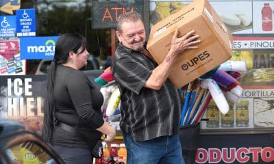 Un ciudadano cubano carga una caja con alimentos e insumos básicos para enviar a sus familiares en la isla este viernes, en Miami (EE.UU.). EFE/ Alberto Boal