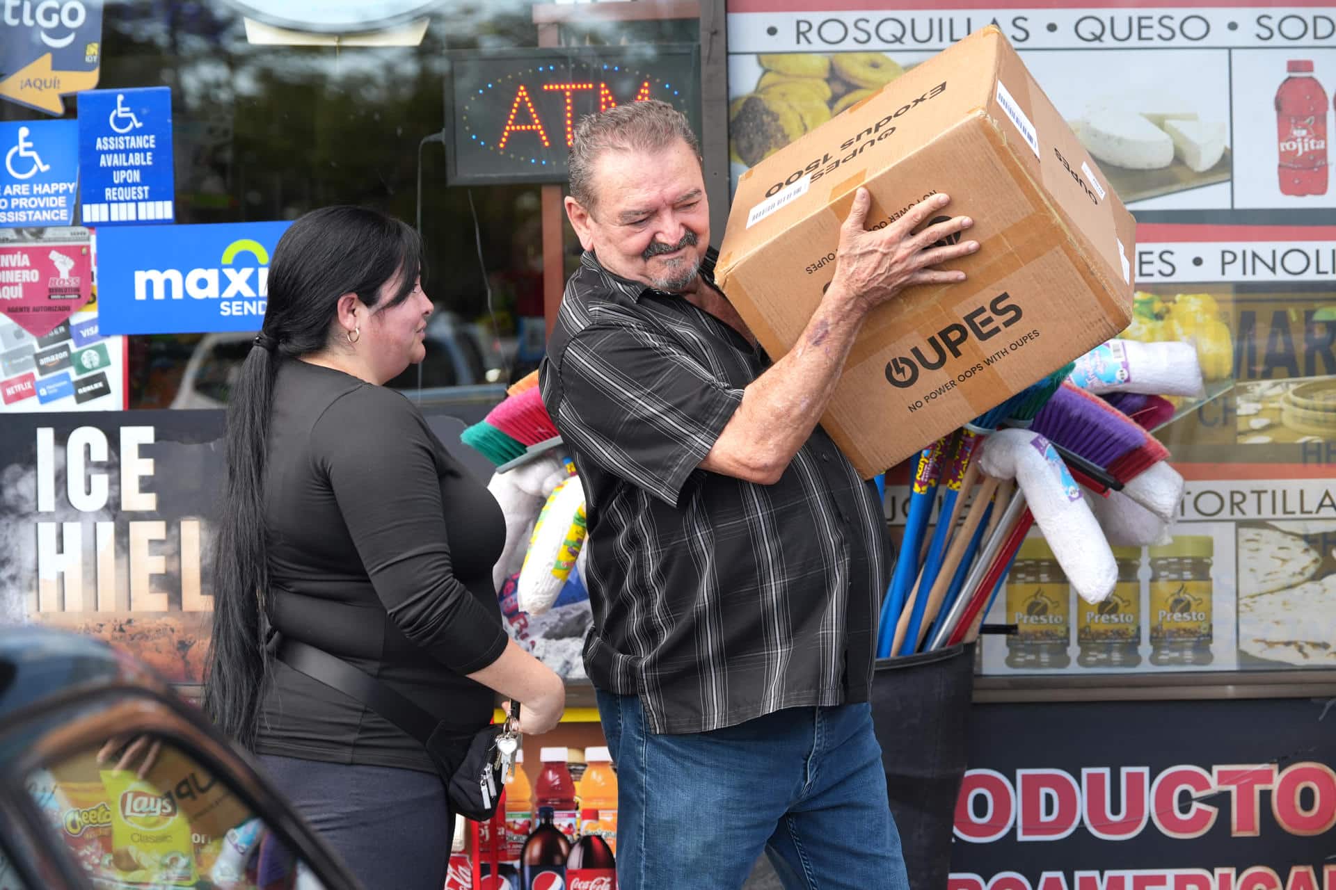 Un ciudadano cubano carga una caja con alimentos e insumos básicos para enviar a sus familiares en la isla este viernes, en Miami (EE.UU.). EFE/ Alberto Boal