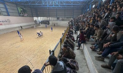 En la ciudad de Nuseirat, en el centro de la Franja de Gaza, tras más de dos años sin campeonatos de fútbol por la ofensiva de Israel, el balón volvió a correr por uno de los pequeños estadios que sobrevivió a los bombardeos israelíes y que ahora acoge los partidos de un nuevo campeonato. Con todos los campos de fútbol 7 y 11 que había en Gaza destruidos ahora por los ataques del Ejército, este campeonato organizado por la Federación Palestina de Fútbol (PFA en inglés) solo se puede desarrollar en pistas de fútbol 5 y pabellones de futsal como el de Al Nusirate que no han resultado dañados por la ofensiva.-EFE/ Ahmad Awad