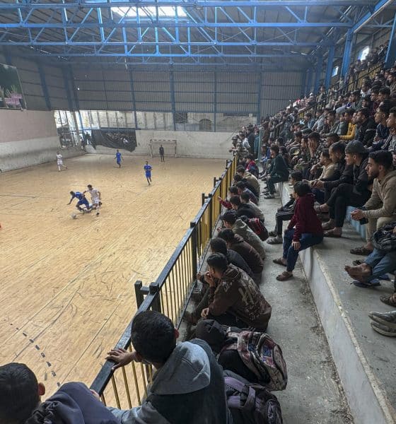 En la ciudad de Nuseirat, en el centro de la Franja de Gaza, tras más de dos años sin campeonatos de fútbol por la ofensiva de Israel, el balón volvió a correr por uno de los pequeños estadios que sobrevivió a los bombardeos israelíes y que ahora acoge los partidos de un nuevo campeonato. Con todos los campos de fútbol 7 y 11 que había en Gaza destruidos ahora por los ataques del Ejército, este campeonato organizado por la Federación Palestina de Fútbol (PFA en inglés) solo se puede desarrollar en pistas de fútbol 5 y pabellones de futsal como el de Al Nusirate que no han resultado dañados por la ofensiva.-EFE/ Ahmad Awad
