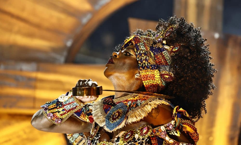 Una integrante del grupo de samba Paraíso de Tuiuti reacciona en el sambódromo este martes, durante el tercer día del Carnaval de Río de Janeiro (Brasil). EFE/ Andre Coelho