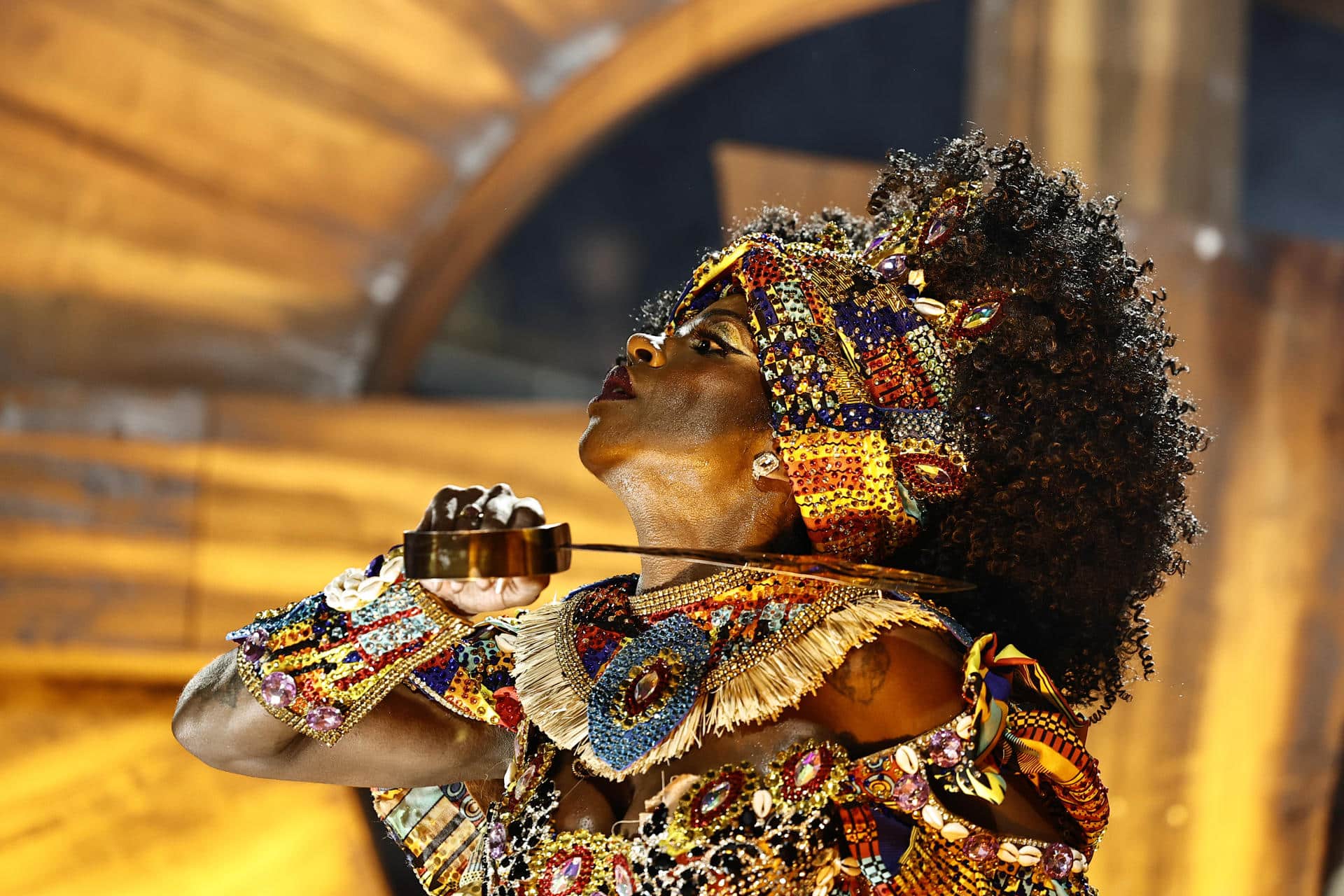 Una integrante del grupo de samba Paraíso de Tuiuti reacciona en el sambódromo este martes, durante el tercer día del Carnaval de Río de Janeiro (Brasil). EFE/ Andre Coelho