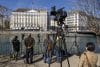 Periodistas se reúnen frente al Hotel Bergues en Ginebra, Suiza, el 26 de febrero de 2026. Estados Unidos y Ucrania se reúnen en Ginebra para discutir un plan de paz destinado a poner fin a la guerra en Ucrania con Rusia.(Rusia, Suiza, Ucrania, Estados Unidos, Ginebra) EFE/EPA/MARTIAL TREZZINI

