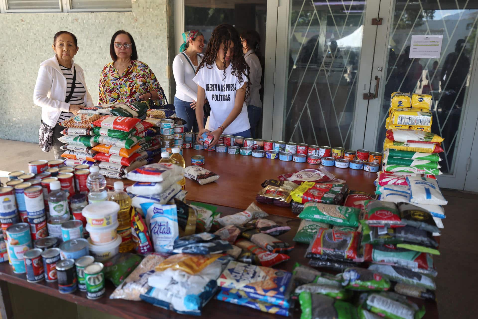 Estudiantes y egresados de la Universidad Central de Venezuela (UCV), participan en una jornada de recolección de insumos para familiares de presos políticos este sábado, en Caracas (Venezuela). EFE/ Miguel Gutiérrez