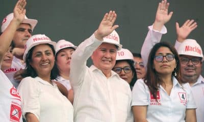 El candidato izquierdista y exrector universitario, Alfonso López Chau, del partido Ahora Nación, saluda durante un mitin en Lima (Perú). EFE/ Paolo Aguilar