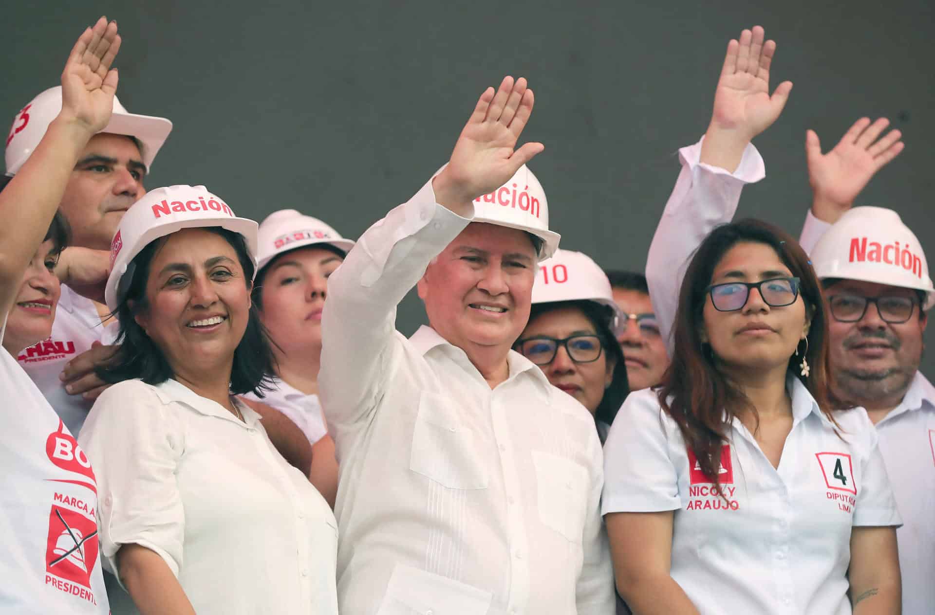 El candidato izquierdista y exrector universitario, Alfonso López Chau, del partido Ahora Nación, saluda durante un mitin en Lima (Perú). EFE/ Paolo Aguilar