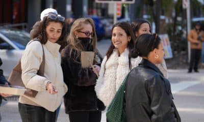 Personas esperan en una calle este domingo, en Miami (EE.UU.). EFE/ Alberto Boal