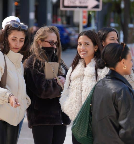 Personas esperan en una calle este domingo, en Miami (EE.UU.). EFE/ Alberto Boal