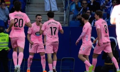 El jugador del Celta Ferran Jutglà (2i) celebra su gol ante el Espanyol durante el partido de Liga que el Espanyol y el Celta disputaron en el RCDE Stadium, en Barcelona. EFE/ Enric Fontcuberta