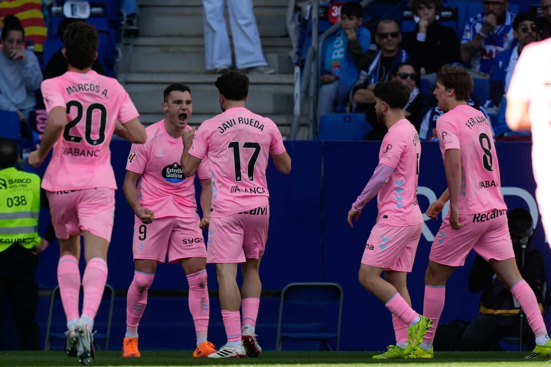 El jugador del Celta Ferran Jutglà (2i) celebra su gol ante el Espanyol durante el partido de Liga que el Espanyol y el Celta disputaron en el RCDE Stadium, en Barcelona. EFE/ Enric Fontcuberta