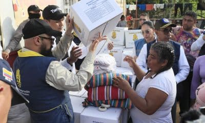 El director de la Unidad Nacional de Gestión del Riesgo UNGRD, Carlos Carrillo (i), entrega ayudas a damnificados este jueves, en Tierralta, Córdoba (Colombia). EFE/ Carlos Ortega