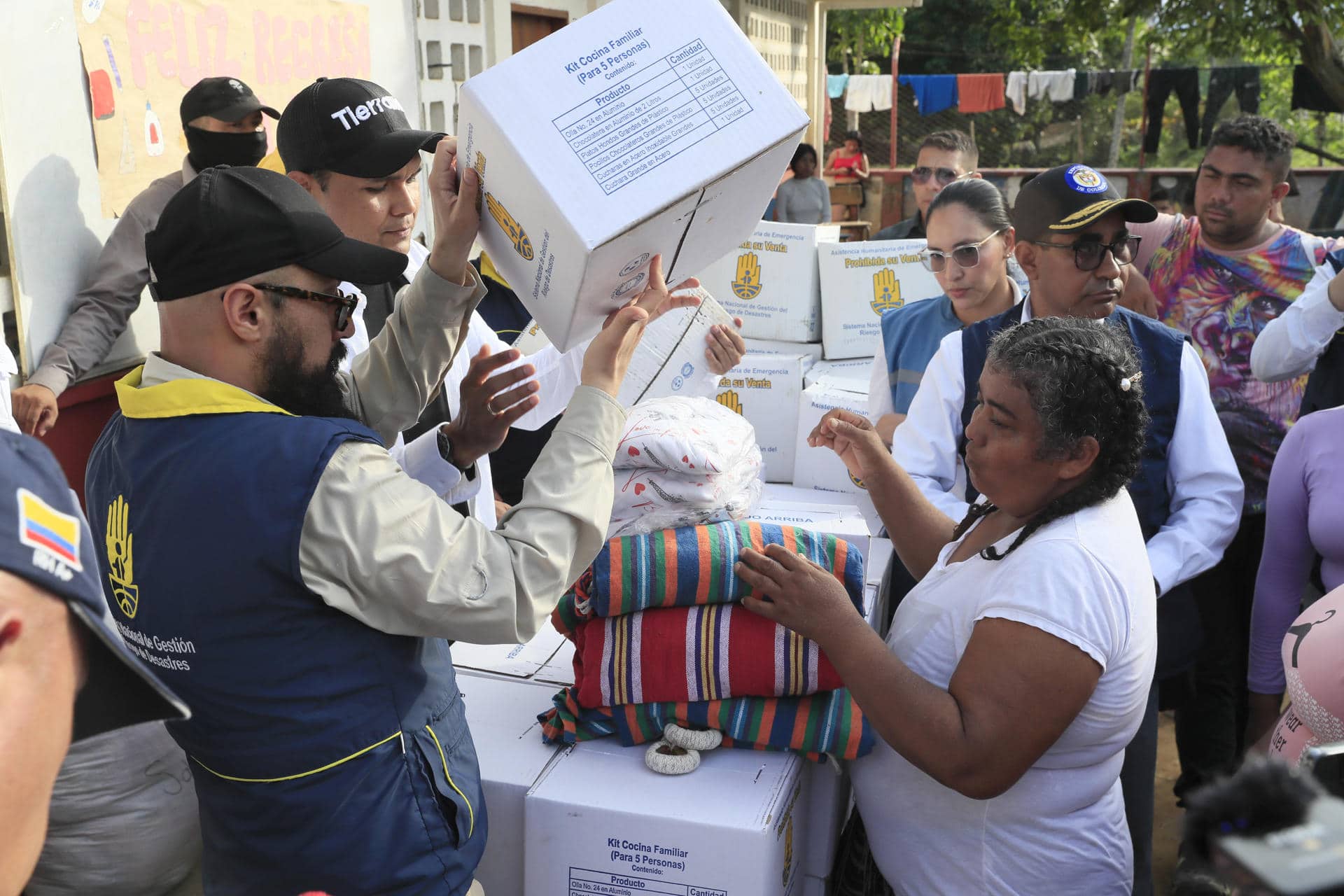 El director de la Unidad Nacional de Gestión del Riesgo UNGRD, Carlos Carrillo (i), entrega ayudas a damnificados este jueves, en Tierralta, Córdoba (Colombia). EFE/ Carlos Ortega