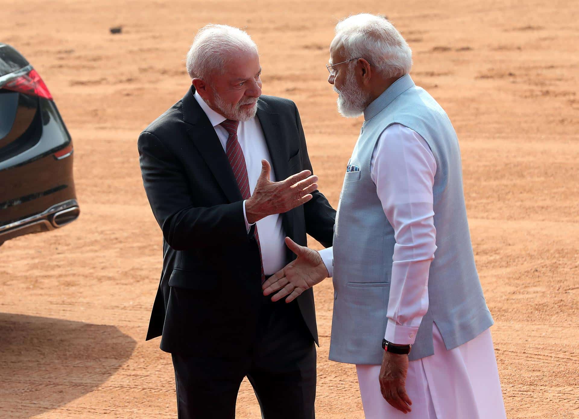 NUEVA DELHI (India), 21/02/2026.- El presidente de Brasil, Luiz Inácio Lula da Silva (izq.), con el primer ministro de India, Narendra Modi (dcha.), en la Casa Presidencial de Nueva Delhi, durante su visita de Estado, en la que los dos países han pactado cooperar en minerales críticos y tierras raras. EFE/EPA/HARISH TYAGI