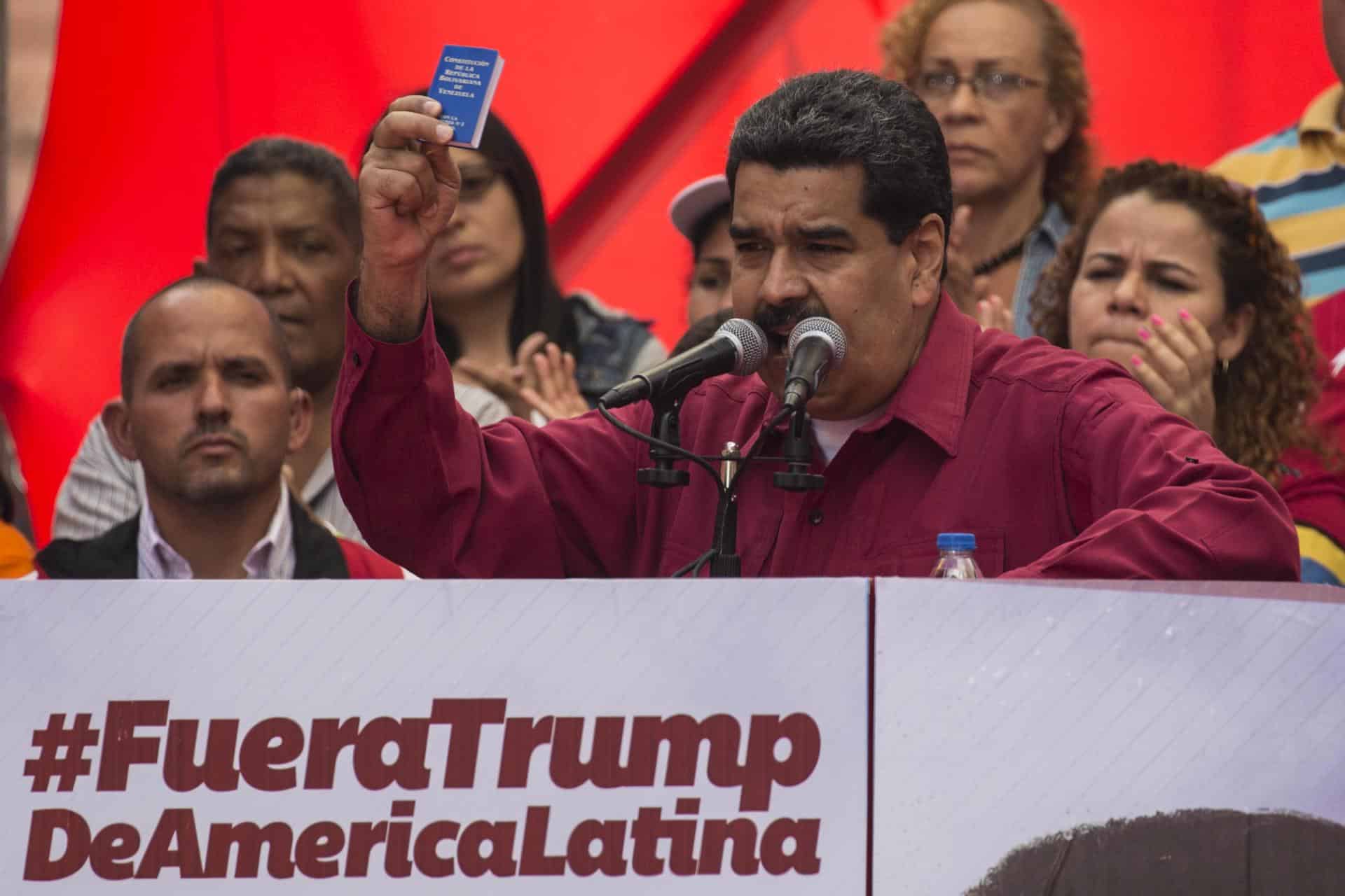 Fotografía de archivo, tomada el 14/08/2017, que muestra a Nicolás Maduro durante una manifestación en Caracas, Venezuela. EFE/NATHALIE SAYAGO
