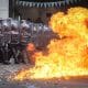 Integrantes de la Policía de Argentina se cubren durante un enfrentamiento con manifestantes en Buenos Aires (Argentina). EFE/ Juan Ignacio Roncoroni